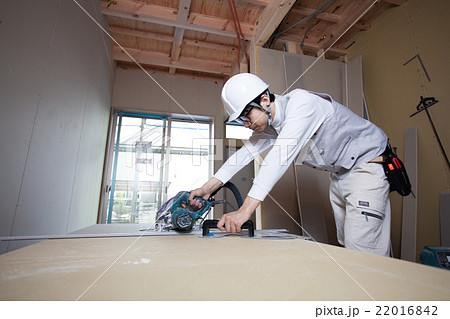 内装工事をする作業員の写真素材