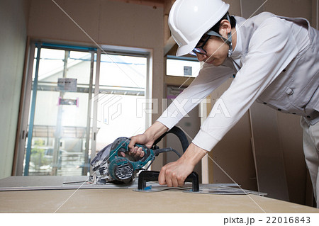 内装工事をする作業員 内装工事をする作業員 22016843