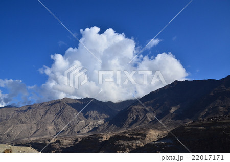 パキスタン　カラコルムハイウェイ沿いの街　チラース　美しい山と空と雲 22017171