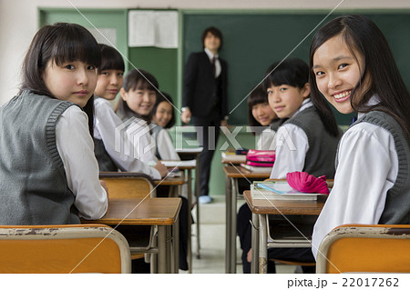 教師と振り向く女子生徒 22017262