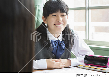 話し合う女子生徒 22017297