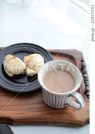 トレーに乗せたカフェオレと手作りのホワイトチョコスコーン 22017351