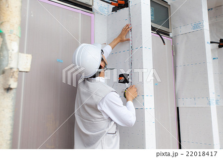 建築現場　外壁　採寸する作業員 22018417