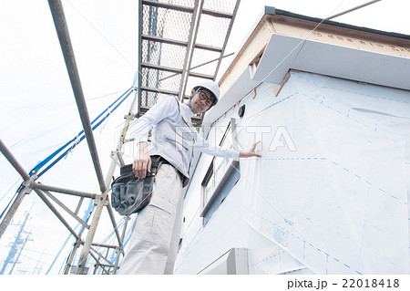 建築現場　足場に立つ作業員 22018418