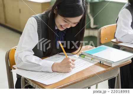 授業中の女子生徒 22018993