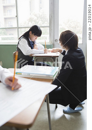 男性教師と女子生徒 22019014