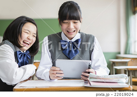 タブレット端末を使う女子生徒 タブレット端末を使う女子生徒 22019024