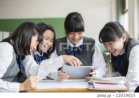 タブレット端末を使う女子生徒 22019025