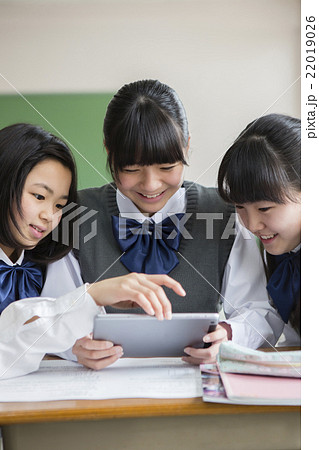 タブレット端末を使う女子生徒 タブレット端末を使う女子生徒 22019026