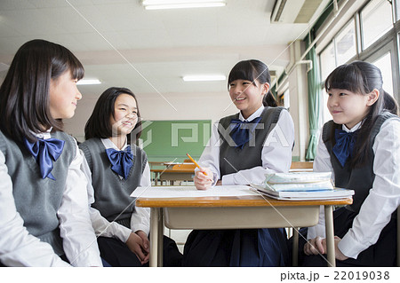 話し合う女子生徒 22019038