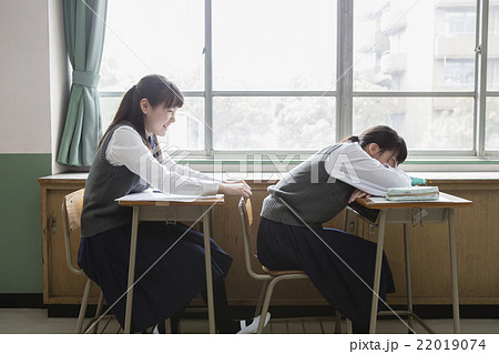 居眠りする女子生徒 22019074