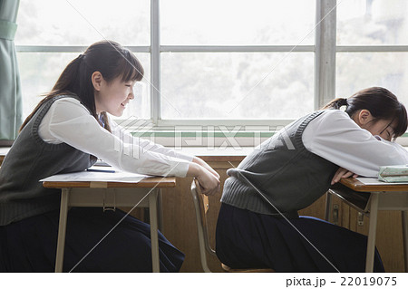 居眠りする女子生徒 22019075