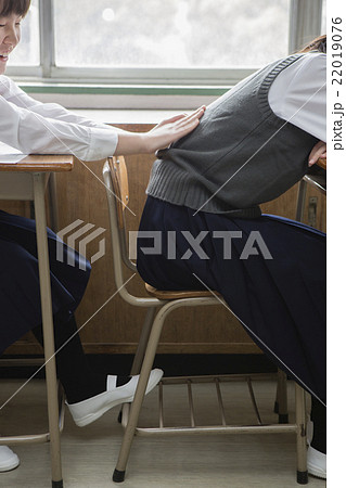 居眠りする女子生徒 22019076