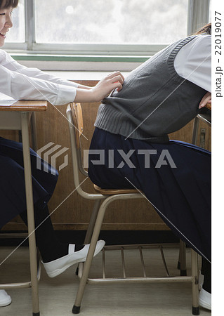 居眠りする女子生徒 22019077