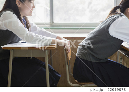 居眠りする女子生徒 22019078