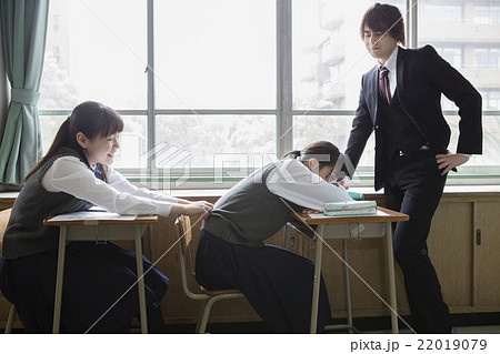 居眠りする女子生徒 22019079