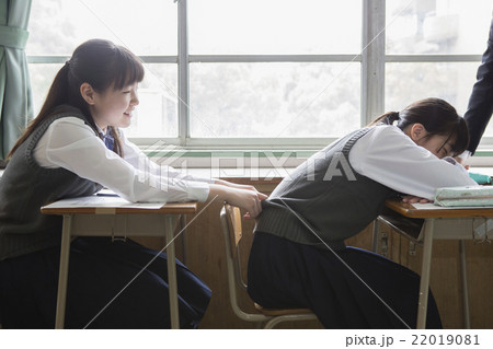 居眠りする女子生徒 22019081