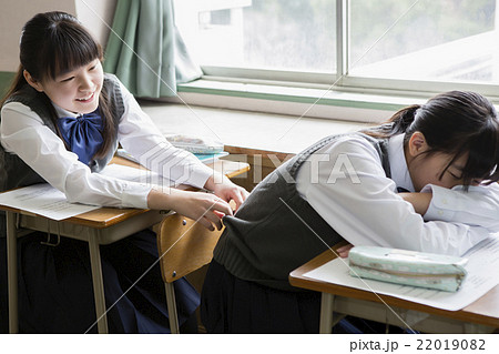 居眠りする女子生徒 22019082