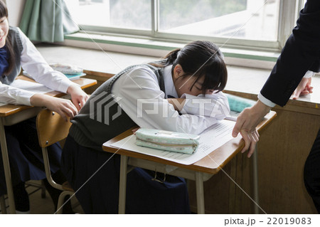 居眠りする女子生徒 22019083