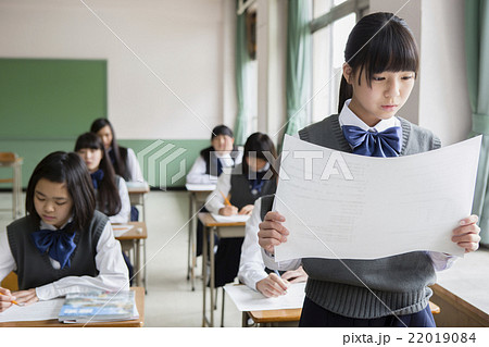 発表する女子生徒 22019084