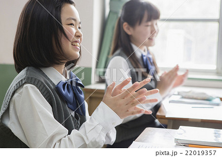 拍手する女子生徒 22019357