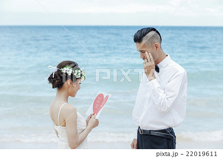 新郎にメッセージを伝える新婦 22019611
