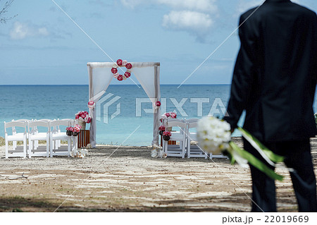 ビーチを歩く新郎 ビーチを歩く新郎 22019669