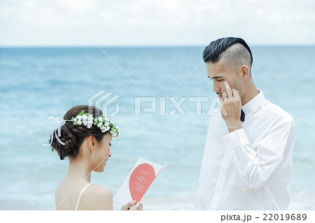 新郎にメッセージを伝える新婦 新郎にメッセージを伝える新婦 22019689