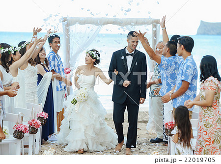 お祝いされる新婚夫婦 22019705