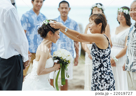 ハクレイを受け取る新婦 22019727