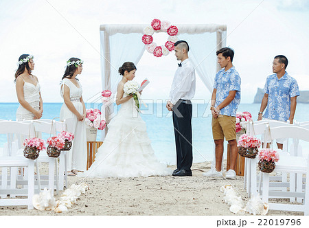 ビーチウェディング　集合写真 22019796