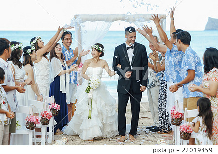 お祝いされる新婚夫婦 お祝いされる新婚夫婦 22019859