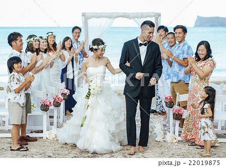 お祝いされる新婚夫婦 お祝いされる新婚夫婦 22019875