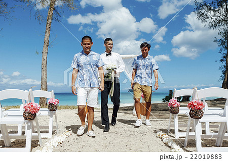 友人と記念写真を撮る新郎 22019883