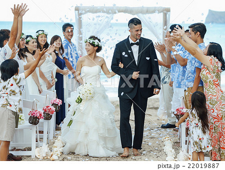 お祝いされる新婚夫婦 お祝いされる新婚夫婦 22019887