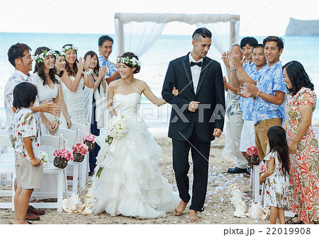 お祝いされる新婚夫婦 お祝いされる新婚夫婦 22019908