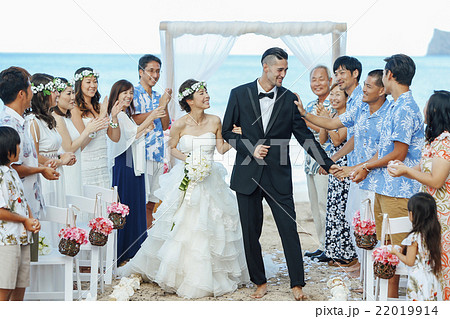 お祝いされる新婚夫婦 お祝いされる新婚夫婦 22019914