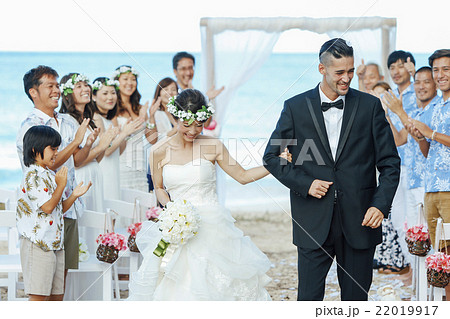 お祝いされる新婚夫婦 お祝いされる新婚夫婦 22019917