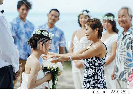 ハクレイを受け取る新婦 ハクレイを受け取る新婦 22019919