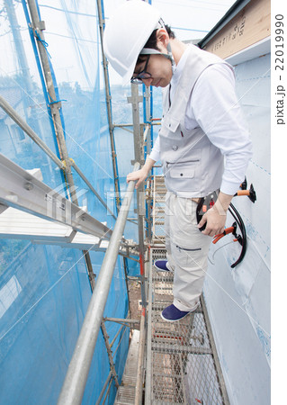 建築現場 足場の上を歩く作業員 建築現場 足場の上を歩く作業員 22019990