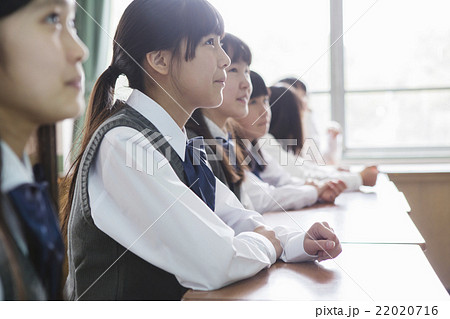 教室で座る女子生徒の写真素材 2716