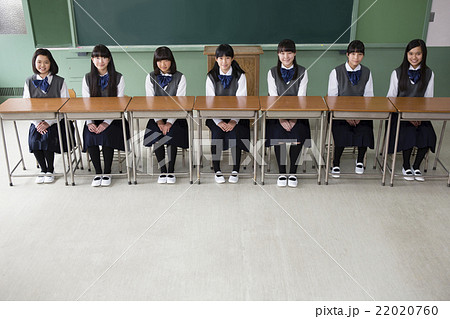 一列に机を並べて座る女子生徒の写真素材 2760