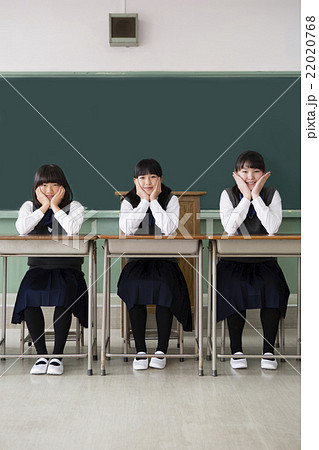 一列に机を並べて座る女子生徒の写真素材 2768