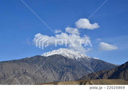 パキスタン　カラコルムハイウェイ沿いの街　チラース　美しい山と空 22020869