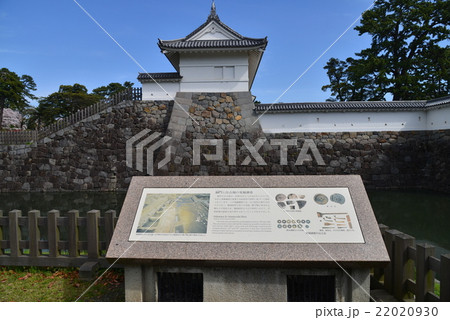 桜咲く小田原城の銅門と住吉堀 22020930