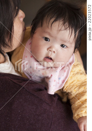 抱っこされる赤ちゃん 抱っこされる赤ちゃん 22023572