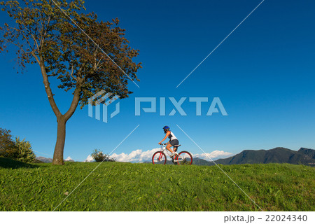 Cycling mountain meadows 22024340