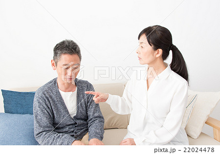 喧嘩する夫婦 22024478