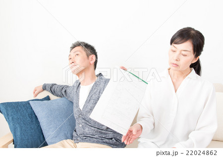 離婚届を持つ夫婦 22024862