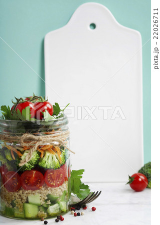 Mason Jar Salad with Quinoa and Vegetables 22026711